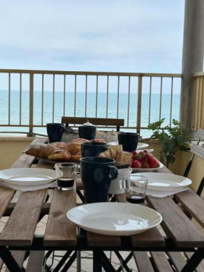 Beachfront, balcony, parking, private access Beach